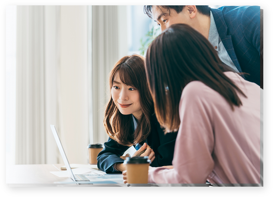 pcを3人で見ている写真