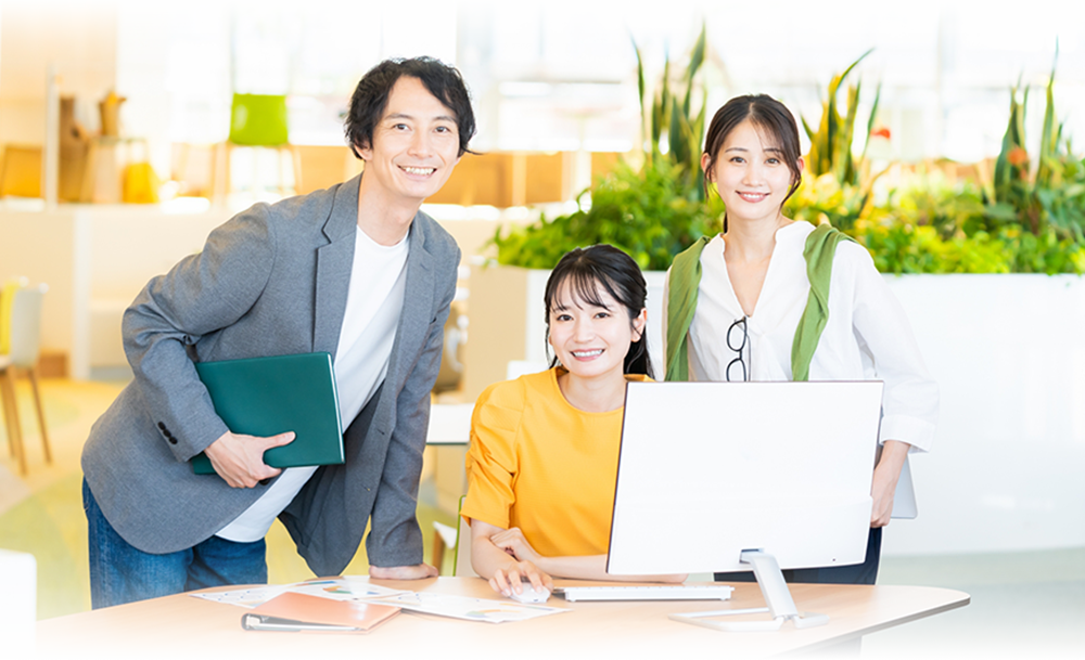 pcの前で3人のクリエイターが笑顔の写真