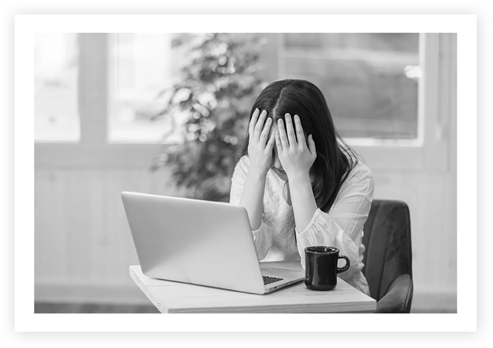 悩んでいる人の写真